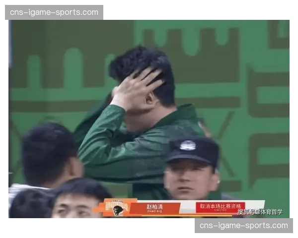 特写：比赛因球迷突发疾病中断，双方球员及医疗人员合力救援