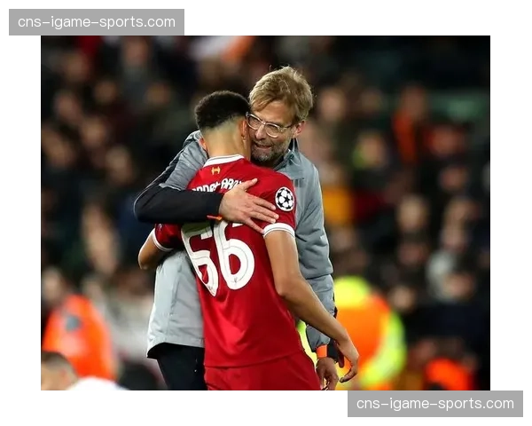 场边视角：克洛普在进球后与助手激情相拥，随后向主场球迷挥拳致意